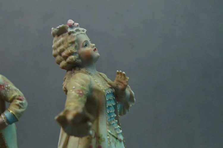 Para wytwornych dzieci porcelanowe figurki