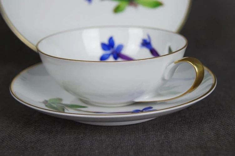 Porcelana Hutschenreuther kwiat Szafranu na śniadaniówce