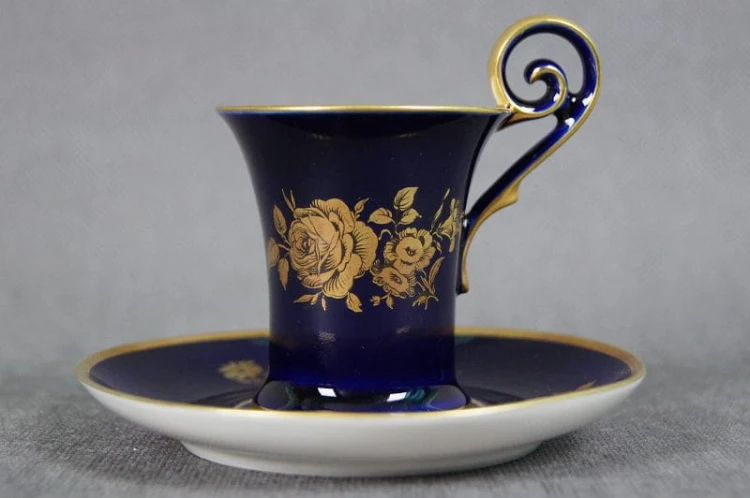 Kobaltowe cacko do mokki złote róże porcelana Lindner