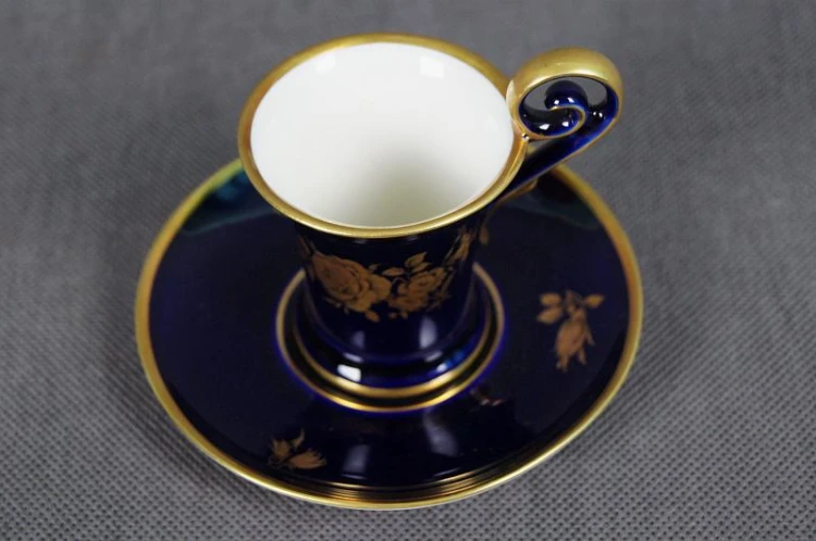 Kobaltowe cacko do mokki złote róże porcelana Lindner