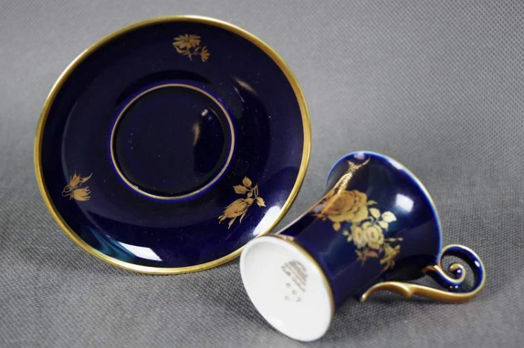 Kobaltowe cacko do mokki złote róże porcelana Lindner
