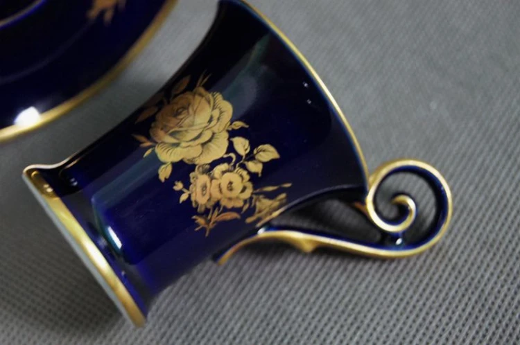 Kobaltowe cacko do mokki złote róże porcelana Lindner