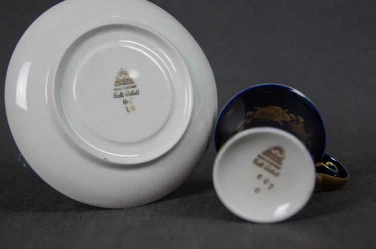 Kobaltowe cacko do mokki złote róże porcelana Lindner