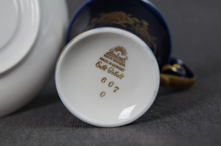 Kobaltowe cacko do mokki złote róże porcelana Lindner