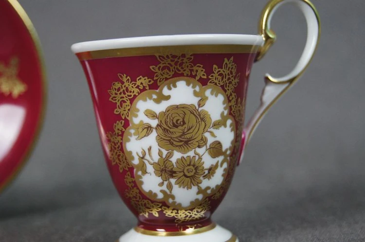 Burgundowe cacko do espresso złote kwiaty Rudolf Wachter