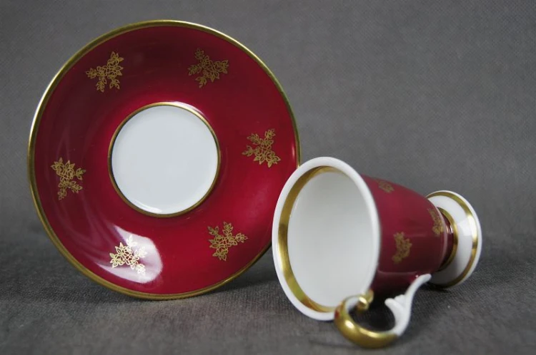 Burgundowe cacko do espresso złote kwiaty Rudolf Wachter