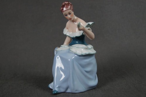 Dama ze zwierciadłem figura porcelanowa Royal Dux