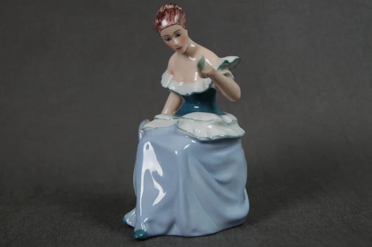 Dama ze zwierciadłem figura porcelanowa Royal Dux