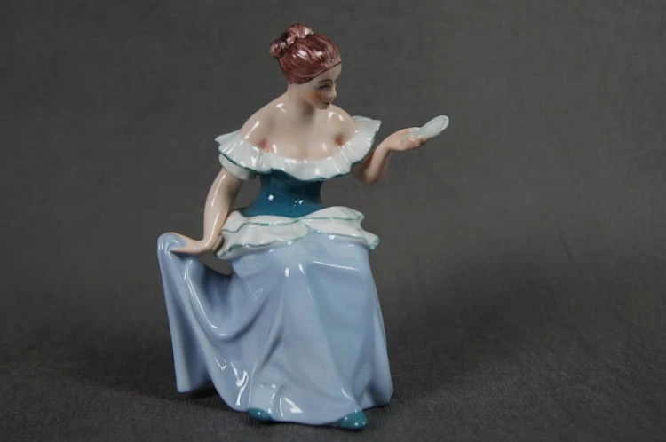 Dama ze zwierciadłem figura porcelanowa Royal Dux