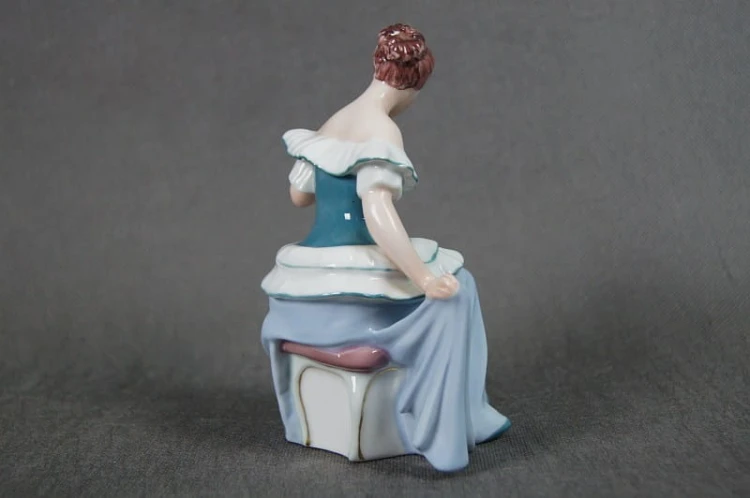 Dama ze zwierciadłem figura porcelanowa Royal Dux