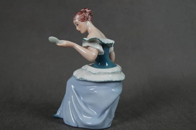 Dama ze zwierciadłem figura porcelanowa Royal Dux