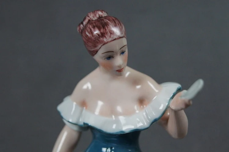 Dama ze zwierciadłem figura porcelanowa Royal Dux