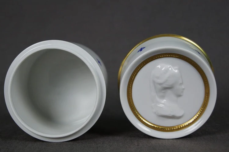 Duża bombonierka Porcelana Furstenberg z medalionem