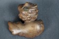 Mała uskrzydlona główka putta wyrzeźbiona