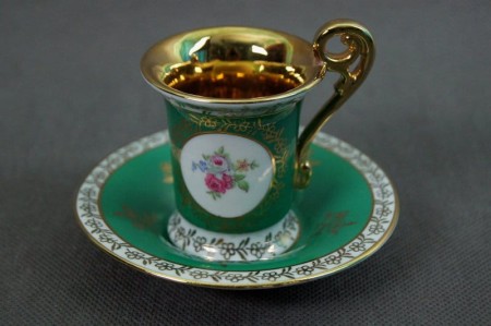 Zielona filiżanka ze spodkiem do espresso
