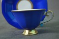 Piękna niebieska porcelanowa filiżanka do kawy