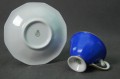 Piękna niebieska porcelanowa filiżanka do kawy