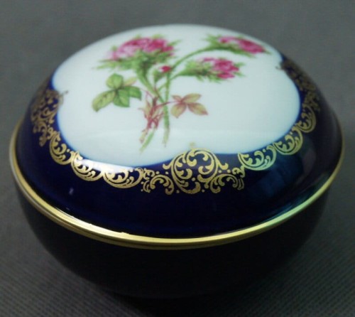Duża kobaltowa bomboniera w róże porcelana Lindner