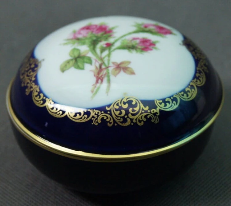 Duża kobaltowa bomboniera w róże porcelana Lindner