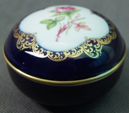 Mała kobaltowa bomboniera w róże porcelana Lindner