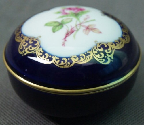Mała kobaltowa bomboniera w róże porcelana Lindner