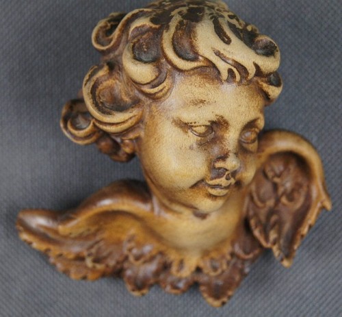 Uskrzydlona główka putta wyrzeźbiona w drewnie prawa