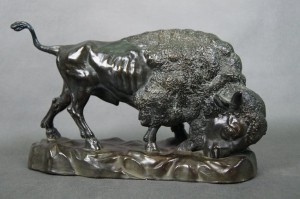 Żubr duża figurka z terakoty sygnowana przez artystę