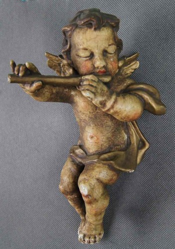 Duża postać anioła grającego na flecie dużą rzeźba