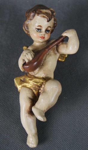 Polichromowana rzeźba amorka z mandolin