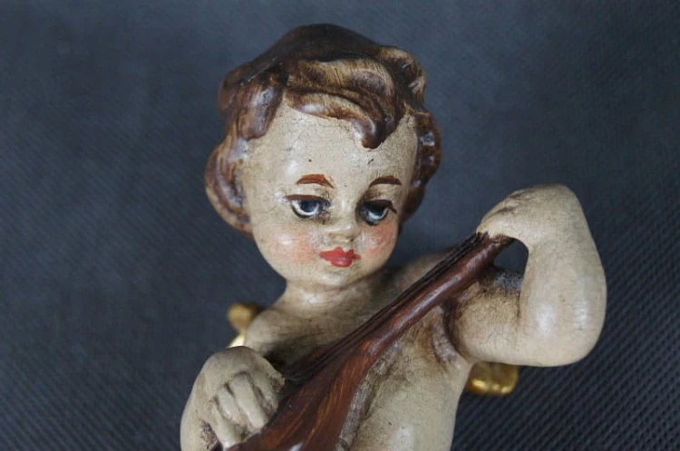 Polichromowana rzeźba amorka z mandolin