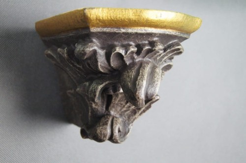 Narożna półka pod figurkę rzeźba w drewnie