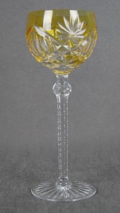 Uroczy wysoki żółty kielich do wina