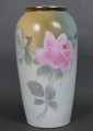 Wazon w róże w pastelowych barwach stara porcelana
