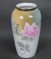 Wazon w róże w pastelowych barwach stara porcelana