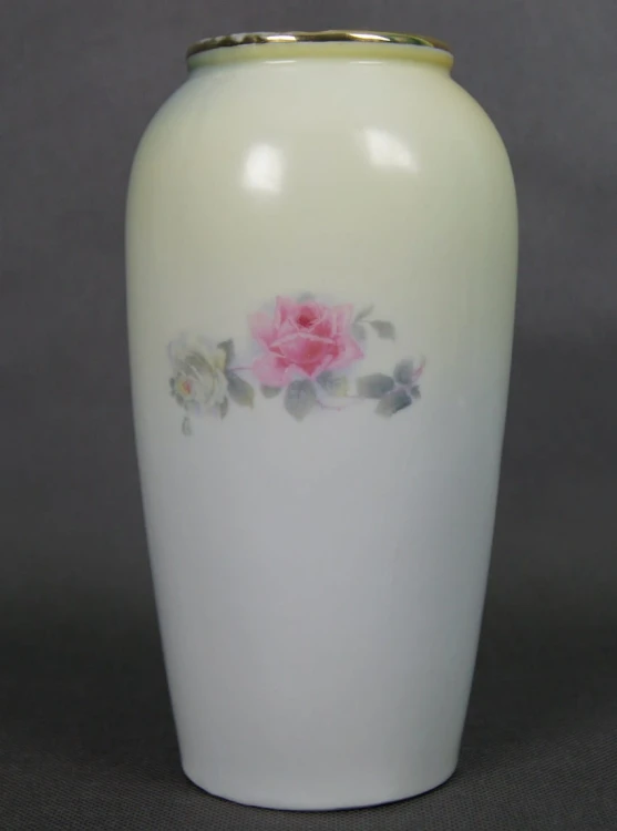 Wazon w róże w pastelowych barwach stara porcelana