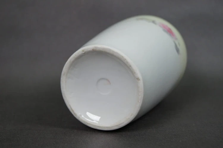Wazon w róże w pastelowych barwach stara porcelana