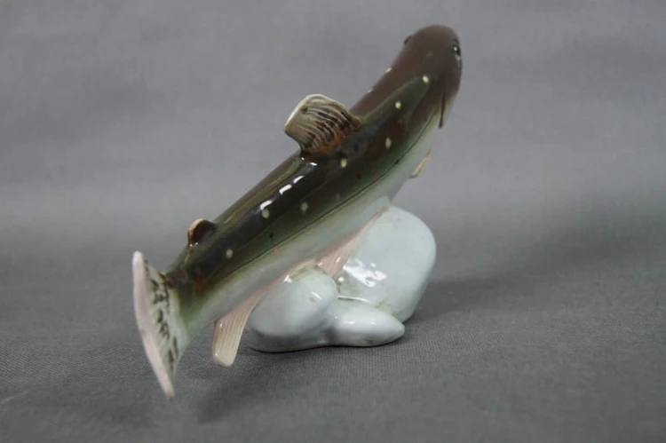 Rybapstrąg porcelanowa kolorowa duża figurka