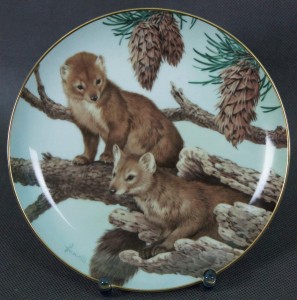 Kuna Sosnowa na dekoracyjnym talerzu - kolekcja John Francis