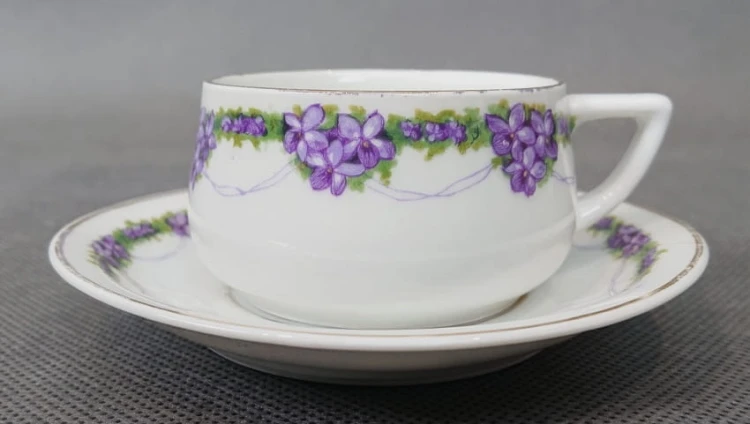 Porcelanowa filiżanka ze spodkiem
