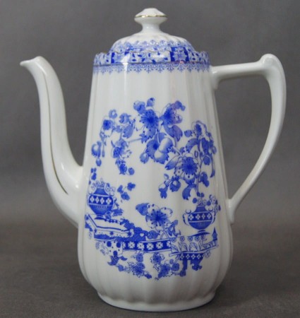 Przedwojenny dzbanek - imbryk zdobiony wzorem China Blau