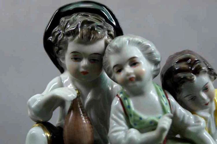 ROYAL MUNCHEN FIGURA ODPOCZYWAJĄCE DZIECI !