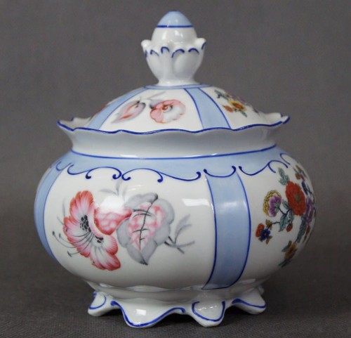 Urocza piękność - porcelanowa bomboniera