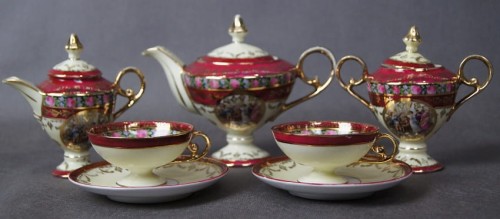 Zestaw dla dwojga - porcelana ozdobiona dworskimi scenkami