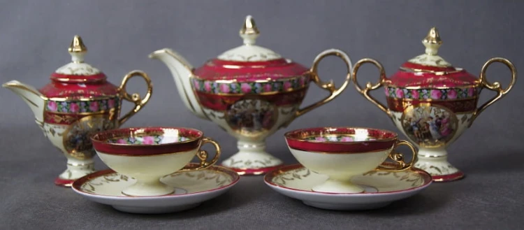 Zestaw dla dwojga - porcelana ozdobiona dworskimi scenkami