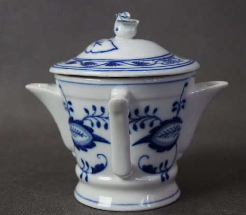 Porcelanowa sosjerka z separatorem tłuszczu - wzór cebulowy UNIKAT