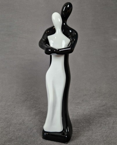 On i ona w objęciach - porcelanowa figurka w typie modernistycznym