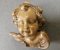Rzeźbiona głowa w drewnie - Aniołek cherubinek
