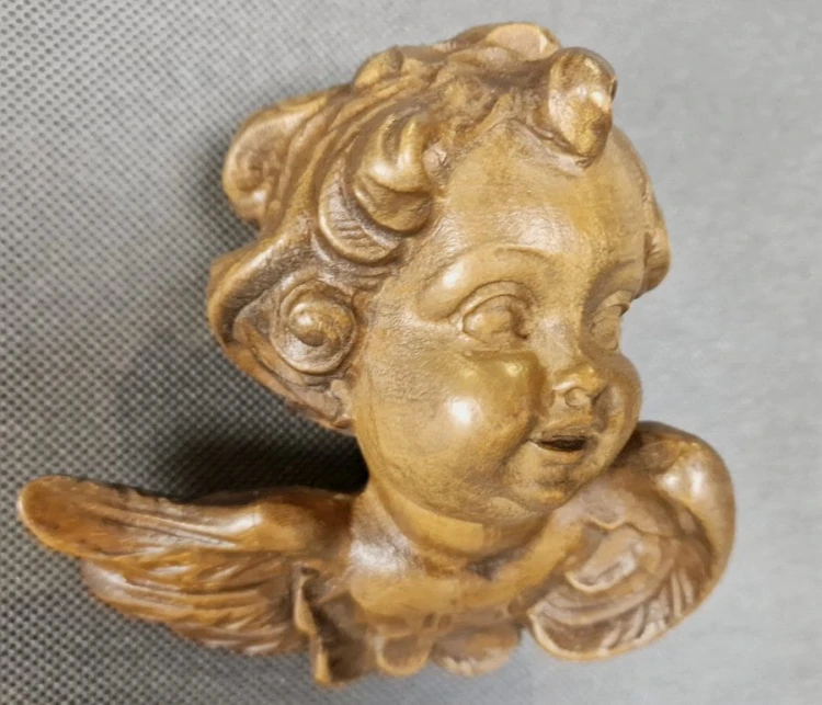 Rzeźbiona głowa w drewnie - Aniołek cherubinek
