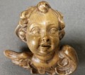 Rzeźbiona głowa w drewnie - Aniołek cherubinek