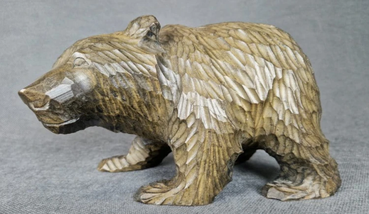 Duża figurka niedźwiedzia - Rzeźba w drewnie